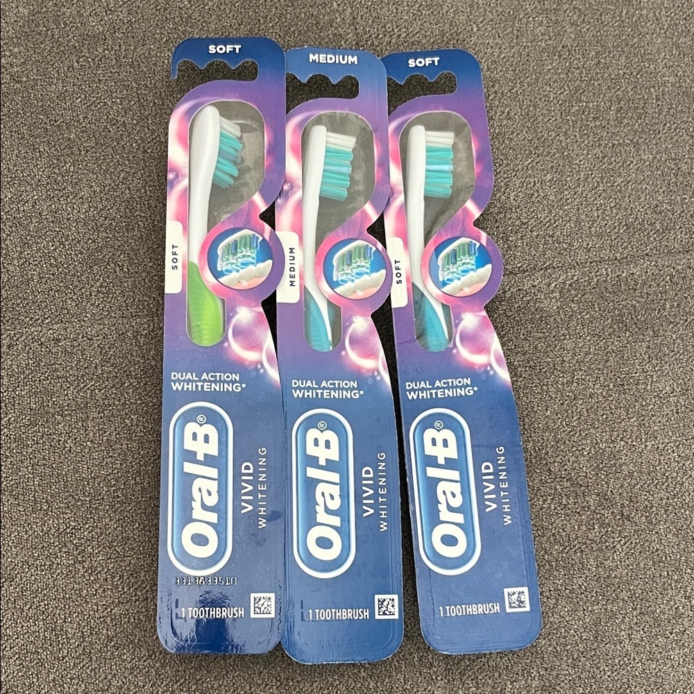 Oral-B Vivid Whitening Toothbrush Set - Green, Blue
